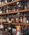 Den solgte mængde ren alkohol er faldet med 22 procent fra 1994 til 2018. I samme periode er antallet af alkoholrelateret leversygdomme også faldet i Danmark. Foto: Adam Wilson, Unsplash