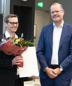 Dean Lars Bo Nielsen (on the right) hands over the Skou award 2020 to Nicolai Juul Birkbak. Photo: Jann Thiele Zeiss, AU Health.