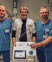 Afdelingslæge Kaare Meier (til venstre), klinisk lærestolsprofessor Jens Christian H. Sørensen og afdelingslæge Mikkel Mylius Rasmussen (til højre) viser apparatet, som bruges til cryoneurolyse-behandlingen. Foto: Lise Fitting.