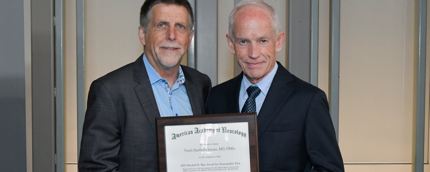 Professor, dr.med. Troels Staehelin Jensen (t.h.) var i maj i Philadelphia, USA, for at modtage den eftertragtede amerikanske smerteforskningspris ’The Mitchell Max Award for Neuropathic Pain’, som han her får overrakt af professor Michael Rowbotham 