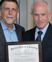 Professor, dr.med. Troels Staehelin Jensen (t.h.) var i maj i Philadelphia, USA, for at modtage den eftertragtede amerikanske smerteforskningspris ’The Mitchell Max Award for Neuropathic Pain’, som han her får overrakt af professor Michael Rowbotham 