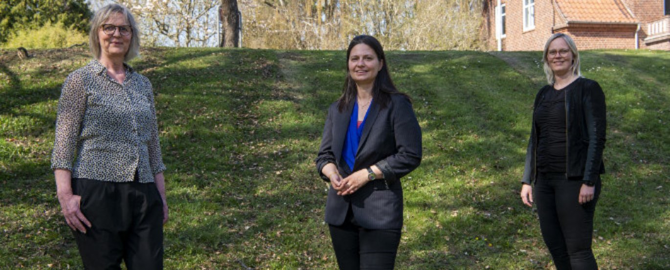Professor Berit Andersen (t.v.), seniorforsker Pia Kirkegaard og postdoc Mette Tranberg (t.h.) forventer, at projektets resultater vil øge screeningsdeltagelsen hos nogle af de allerdårligst stillede kvinder i Europa og dermed bidrage til FNs mål om, a