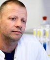 Martin Tolstrup fra Institut for Klinisk Medicin får nu endnu en bevilling til sin corona-forskning. Foto: Tonny Foghmar/AUH.