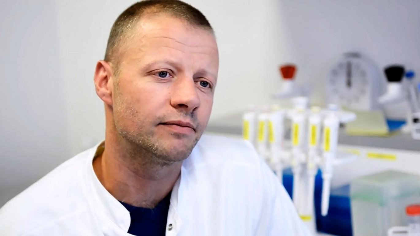 Martin Tolstrup fra Institut for Klinisk Medicin får nu endnu en bevilling til sin corona-forskning. Foto: Tonny Foghmar/AUH.