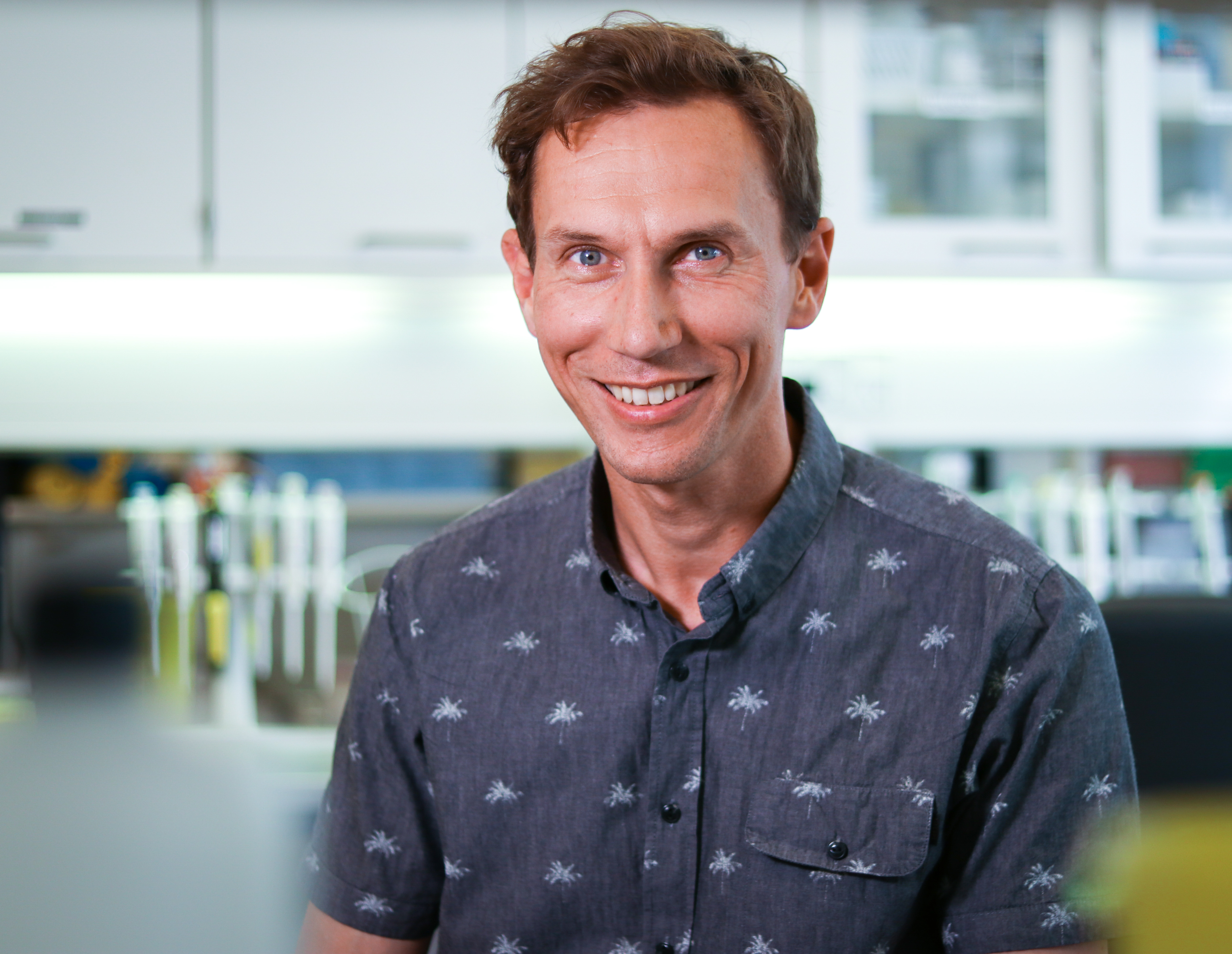 Det nye professorat styrker Ole Schmeltz Søgaards muligheder for at sætte HIV-forskningen på dagsordenen. Bl.a. ved at udbygge nationale og internationale forskningssamarbejder og udarbejde større fondsansøgninger. Foto: Simon Byrial Fischel, AU Heal