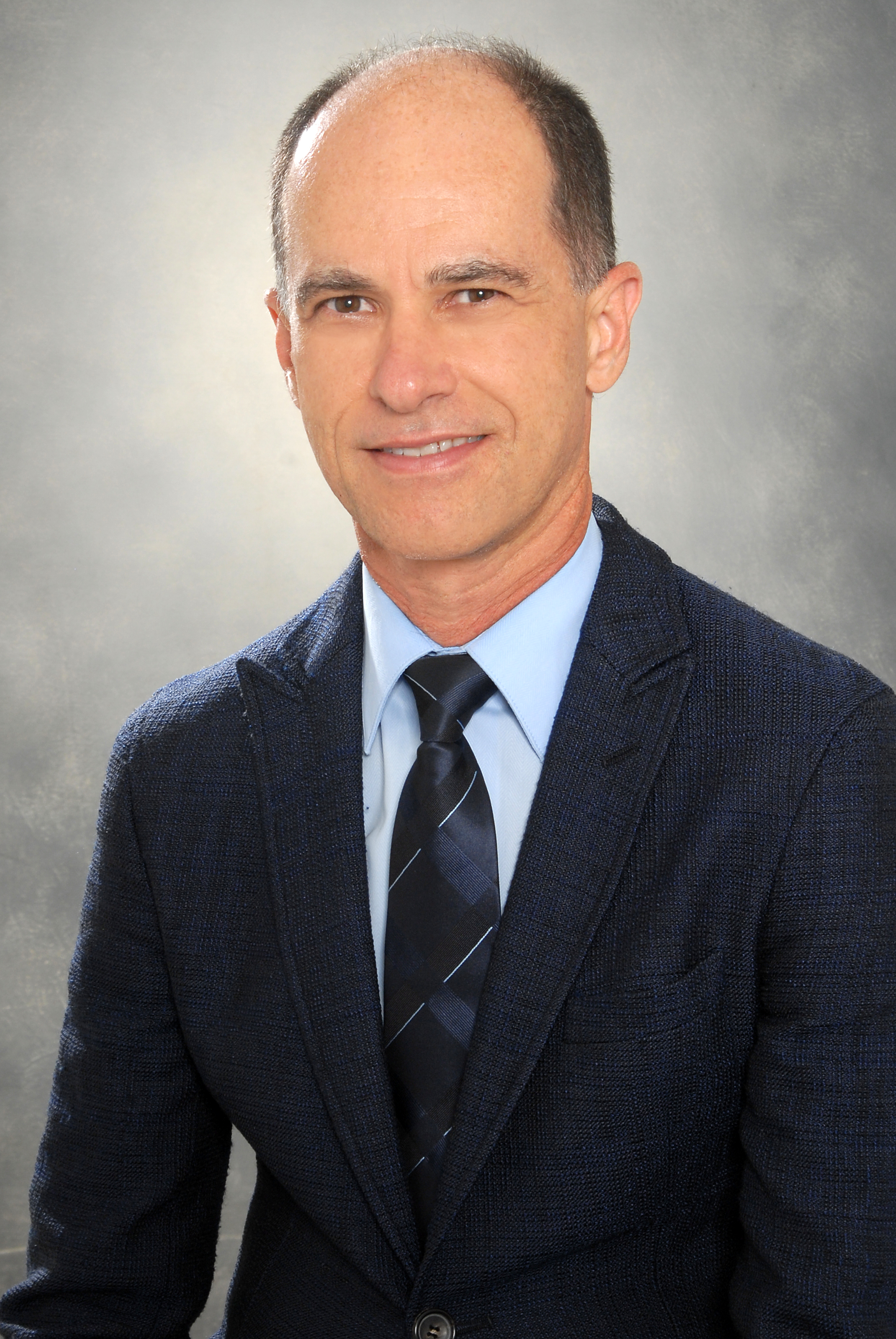 Sandro Esteves er født og opvokset i Brasilien, hvor han er uddannet speciallæge i urologi.