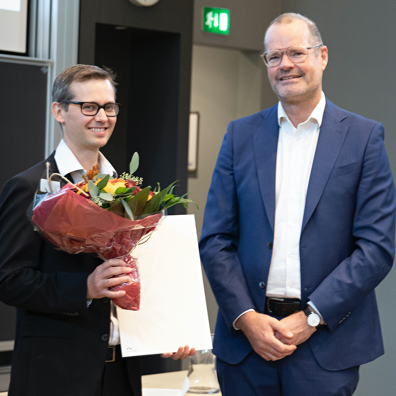 Dean Lars Bo Nielsen (on the right) hands over the Skou award 2020 to Nicolai Juul Birkbak. Photo: Jann Thiele Zeiss, AU Health.