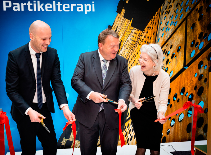 Hele tre prominente gæster fik lov til at klippe snoren til Dansk Center for Partikelterapi: Fra venstre regionsrådsformand Anders Kühnau, statsminister Lars Løkke Rasmussen og formand for A.P. Møller Fonden Ane Uggla. Foto: Tonny Foghmar/AUH.